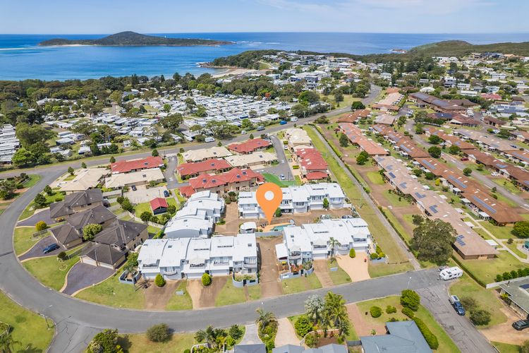 Sandcastles, 1/8 Ala Moana Way – air conditioned townhouse with Wi-Fi and Complex Pool