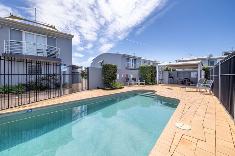 Sandcastles, 1/8 Ala Moana Way – air conditioned townhouse with Wi-Fi and Complex Pool