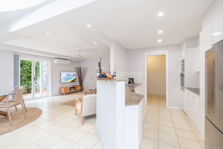 Sandcastles, 1/8 Ala Moana Way – air conditioned townhouse with Wi-Fi and Complex Pool