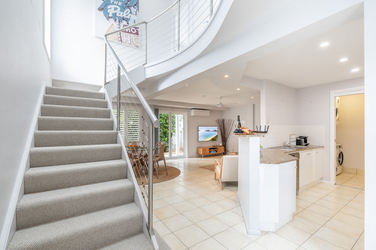 Sandcastles, 1/8 Ala Moana Way – air conditioned townhouse with Wi-Fi and Complex Pool