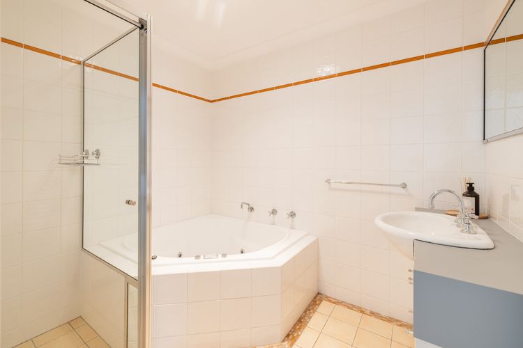 Sandcastles, 1/8 Ala Moana Way – air conditioned townhouse with Wi-Fi and Complex Pool