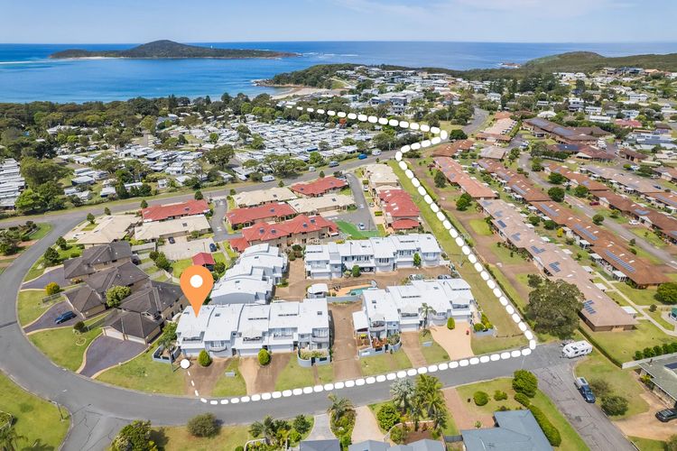 Sandcastles, 1/8 Ala Moana Way – air conditioned townhouse with Wi-Fi and Complex Pool