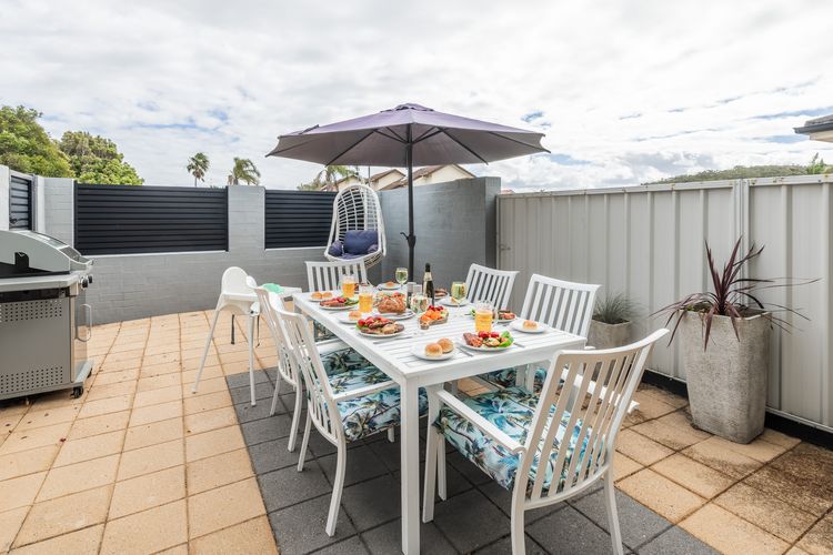 Sandcastles, 1/8 Ala Moana Way – air conditioned townhouse with Wi-Fi and Complex Pool