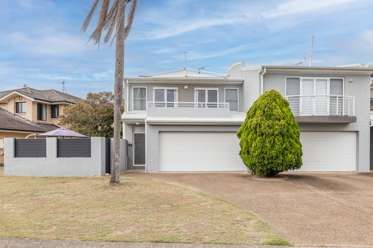 Sandcastles, 1/8 Ala Moana Way – air conditioned townhouse with Wi-Fi and Complex Pool