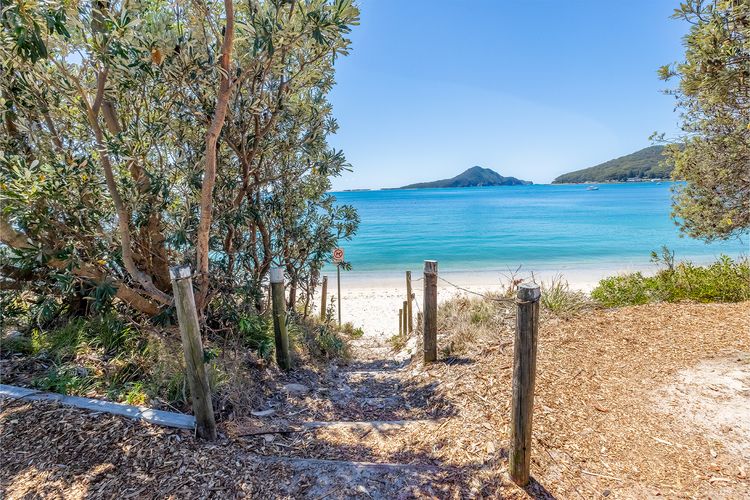 The Crest, 6/6-8 Tomaree Rd – Coastal Comfort & Bay Views – 100 metres to Shoal Bay Beach