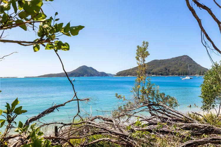 The Crest, 6/6-8 Tomaree Rd – Coastal Comfort & Bay Views – 100 metres to Shoal Bay Beach