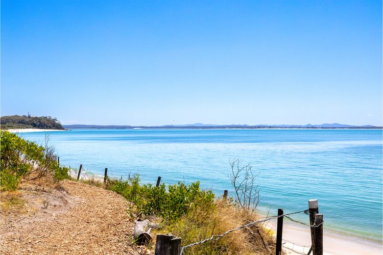 57 Tomaree Road Complex – House and Cabana with Pool, Air-con, Wi-fi, Boat Parking