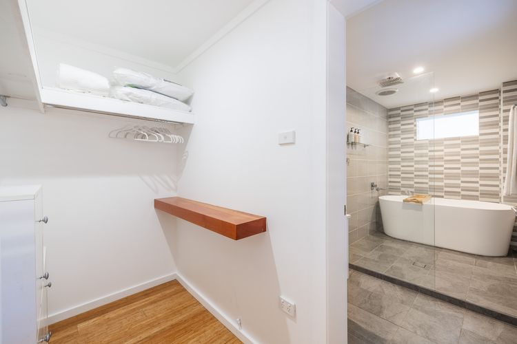 Belle Mer at the Bay, 86 Galoola Dr – Pool, Linen , Air Conditioning and Pet Friendly