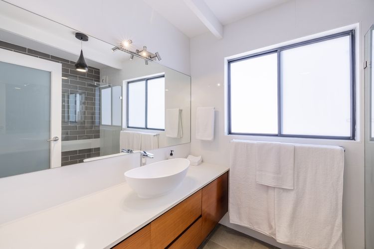 Belle Mer at the Bay, 86 Galoola Dr – Pool, Linen , Air Conditioning and Pet Friendly