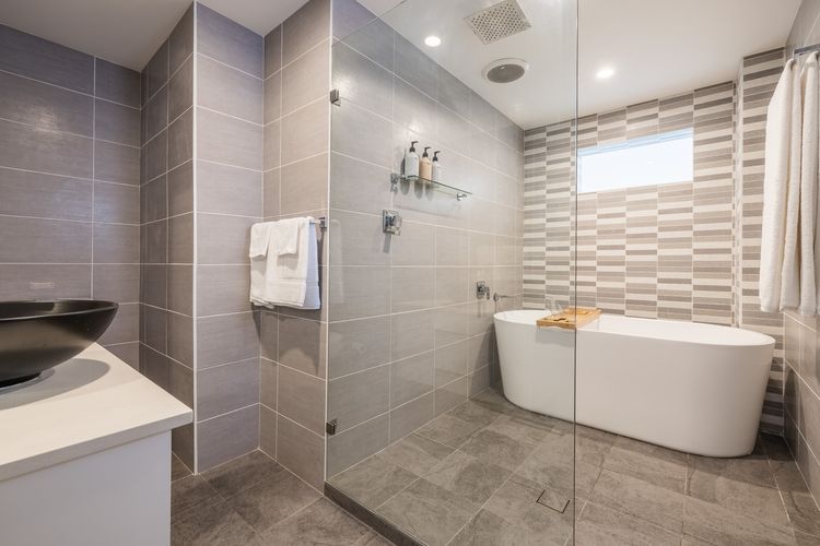 Belle Mer at the Bay, 86 Galoola Dr – Pool, Linen , Air Conditioning and Pet Friendly