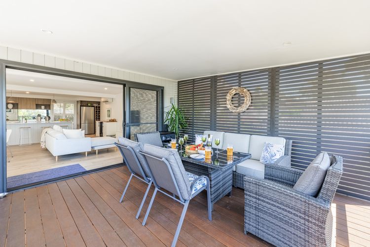 Belle Mer at the Bay, 86 Galoola Dr – Pool, Linen , Air Conditioning and Pet Friendly