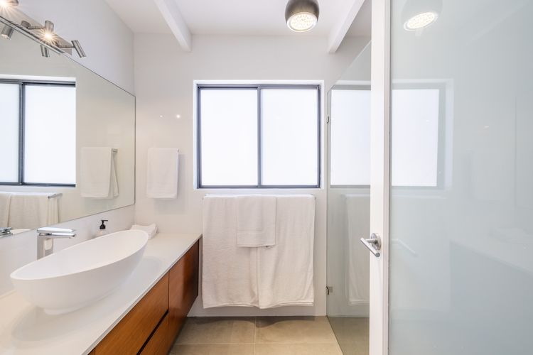 Belle Mer at the Bay, 86 Galoola Dr – Pool, Linen , Air Conditioning and Pet Friendly