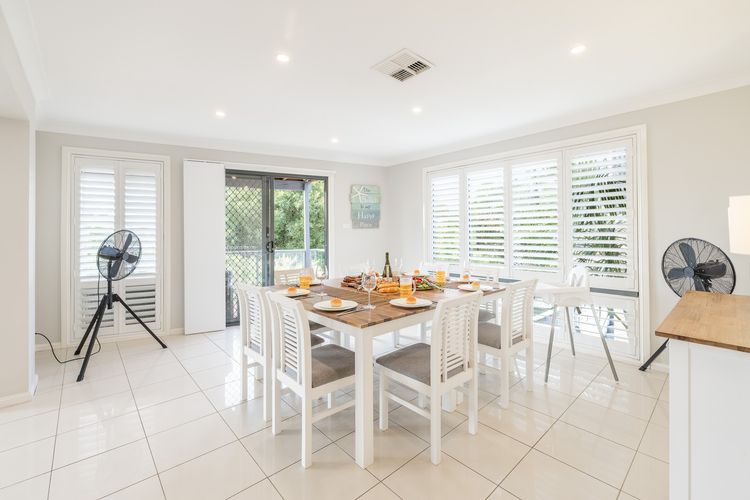 Seaview on Government, 58B Government Rd – Water Views, Air Con, Wi-Fi, Linen and Bed Making