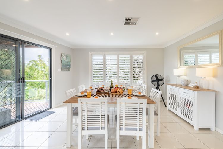 Seaview on Government, 58B Government Rd – Water Views, Air Con, Wi-Fi, Linen and Bed Making