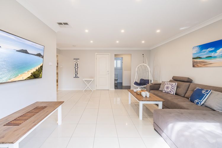 Seaview on Government, 58B Government Rd – Water Views, Air Con, Wi-Fi, Linen and Bed Making