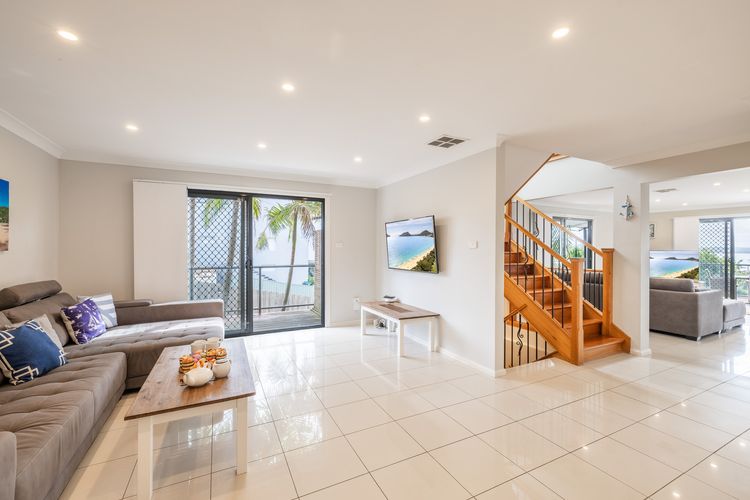 Seaview on Government, 58B Government Rd – Water Views, Air Con, Wi-Fi, Linen and Bed Making