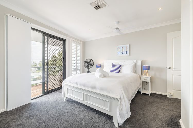 Seaview on Government, 58B Government Rd – Water Views, Air Con, Wi-Fi, Linen and Bed Making