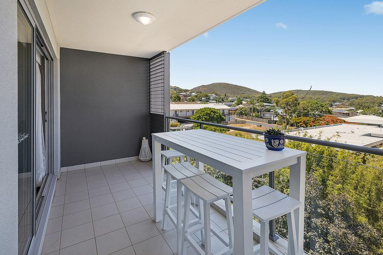 The Shoal, 407/6-8 Bullecourt St – linen, lift and 2 minutes to the water and shops