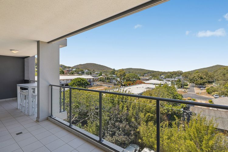 The Shoal, 407/6-8 Bullecourt St – linen, lift and 2 minutes to the water and shops
