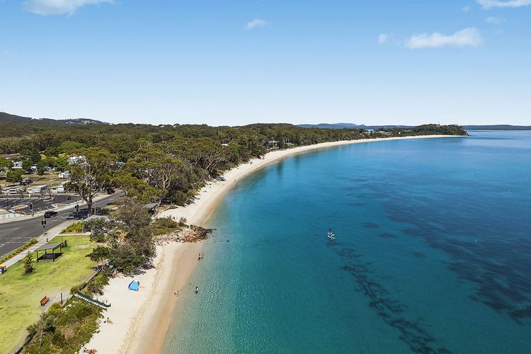 The Shoal, 407/6-8 Bullecourt St – linen, lift and 2 minutes to the water and shops