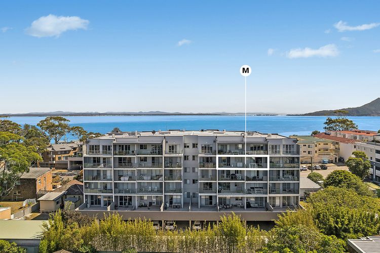 The Shoal, 407/6-8 Bullecourt St – linen, lift and 2 minutes to the water and shops