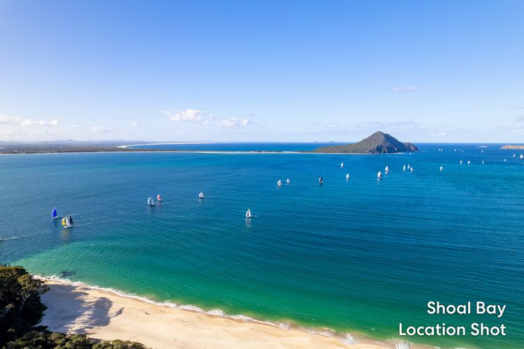 The Shoal, 407/6-8 Bullecourt St – linen, lift and 2 minutes to the water and shops