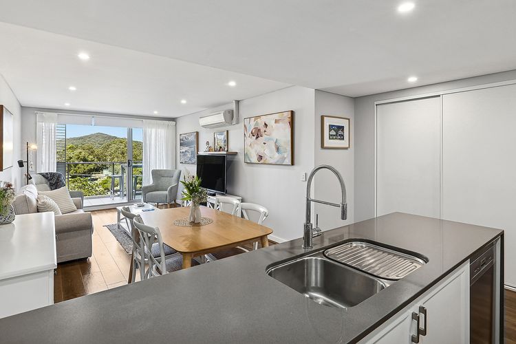The Shoal, 407/6-8 Bullecourt St – linen, lift and 2 minutes to the water and shops