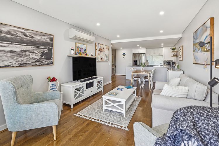 The Shoal, 407/6-8 Bullecourt St – linen, lift and 2 minutes to the water and shops