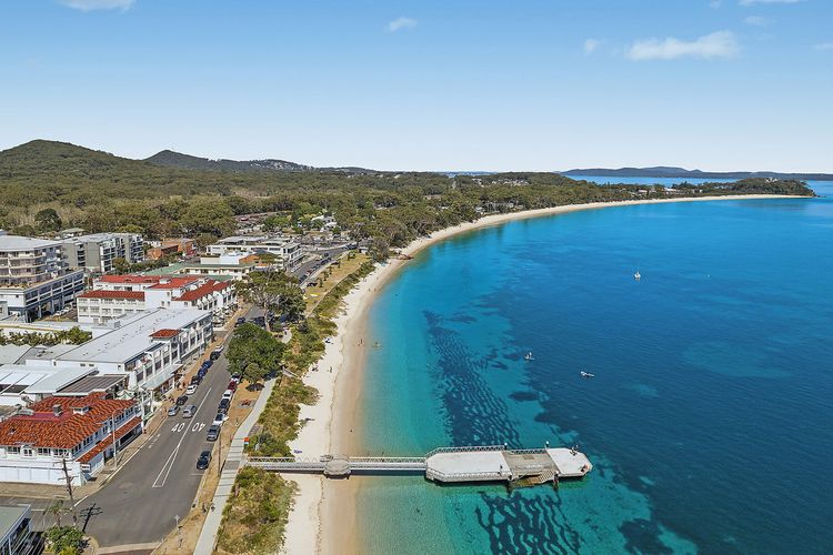 The Shoal, 407/6-8 Bullecourt St – linen, lift and 2 minutes to the water and shops