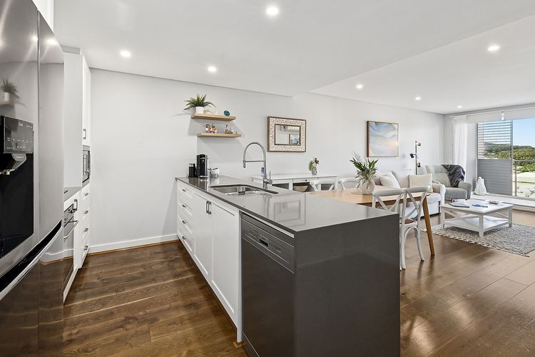 The Shoal, 407/6-8 Bullecourt St – linen, lift and 2 minutes to the water and shops