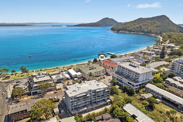 The Shoal, 407/6-8 Bullecourt St – linen, lift and 2 minutes to the water and shops