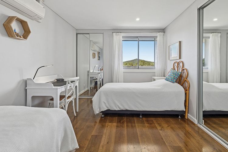 The Shoal, 407/6-8 Bullecourt St – linen, lift and 2 minutes to the water and shops