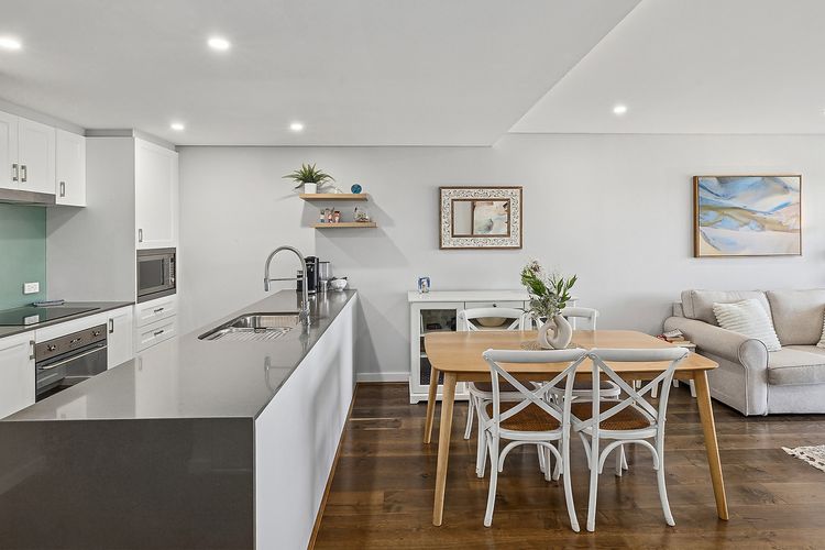 The Shoal, 407/6-8 Bullecourt St – linen, lift and 2 minutes to the water and shops