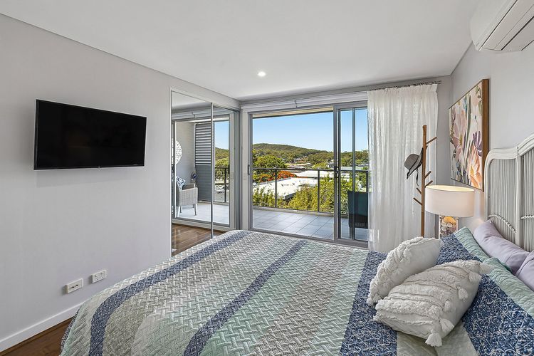 The Shoal, 407/6-8 Bullecourt St – linen, lift and 2 minutes to the water and shops