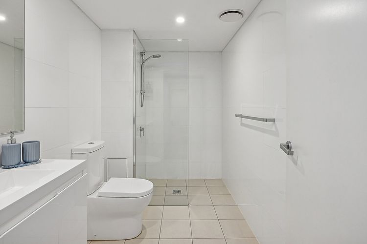 The Shoal, 407/6-8 Bullecourt St – linen, lift and 2 minutes to the water and shops