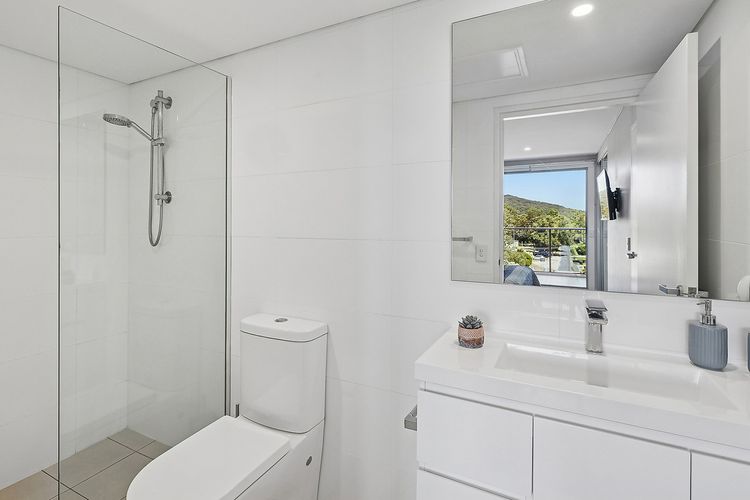 The Shoal, 407/6-8 Bullecourt St – linen, lift and 2 minutes to the water and shops