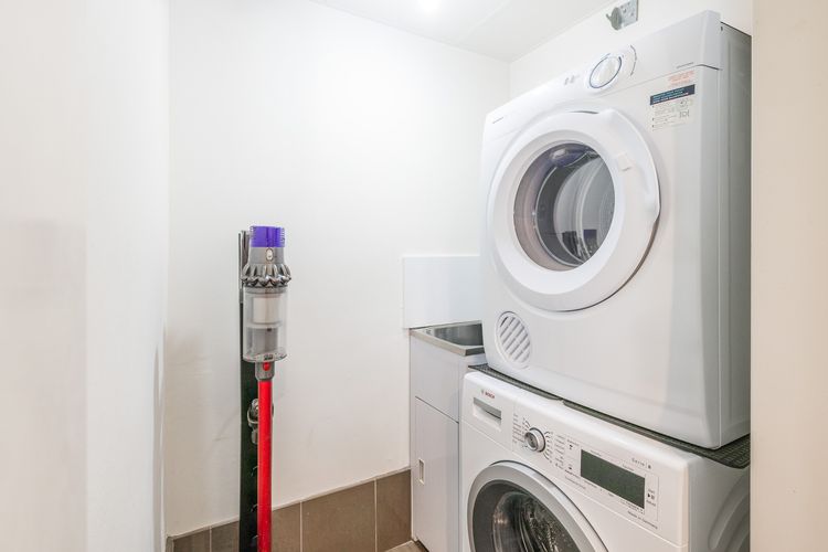 Sunset Towers, 12/25 Donald St – Linen, Air Con, WiFi, Views