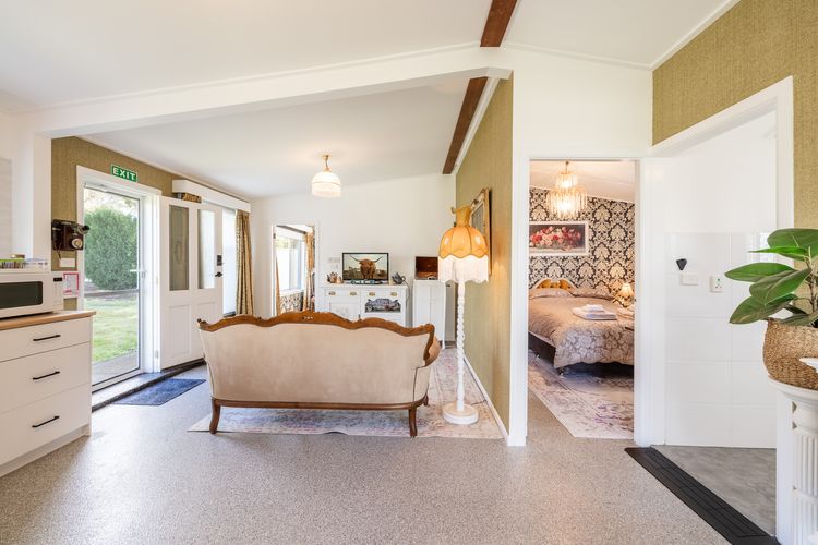 Dei Gratia High Tea House, 11A Loch Goyle Dr, Woodville – a quirky retreat with linen, aircon and Wi-Fi