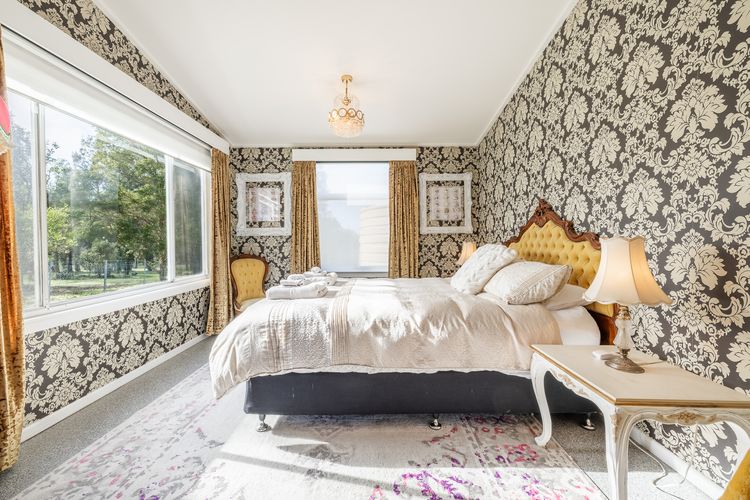 Dei Gratia High Tea House, 11A Loch Goyle Dr, Woodville – a quirky retreat with linen, aircon and Wi-Fi