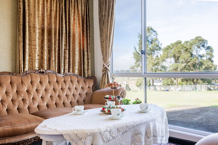 Dei Gratia High Tea House, 11A Loch Goyle Dr, Woodville – a quirky retreat with linen, aircon and Wi-Fi