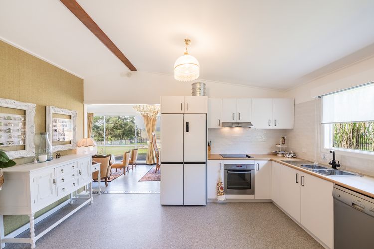 Dei Gratia High Tea House, 11A Loch Goyle Dr, Woodville – a quirky retreat with linen, aircon and Wi-Fi