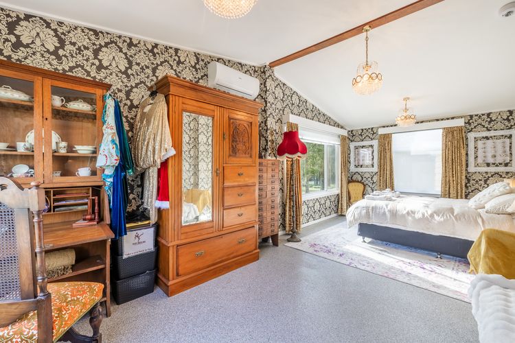 Dei Gratia High Tea House, 11A Loch Goyle Dr, Woodville – a quirky retreat with linen, aircon and Wi-Fi