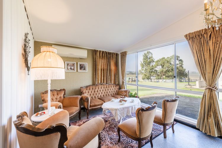 Dei Gratia High Tea House, 11A Loch Goyle Dr, Woodville – a quirky retreat with linen, aircon and Wi-Fi