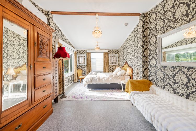 Dei Gratia High Tea House, 11A Loch Goyle Dr, Woodville – a quirky retreat with linen, aircon and Wi-Fi