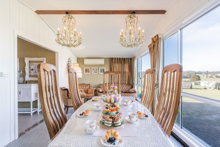 Dei Gratia High Tea House, 11A Loch Goyle Dr, Woodville – a quirky retreat with linen, aircon and Wi-Fi