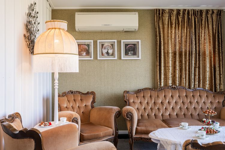 Dei Gratia High Tea House, 11A Loch Goyle Dr, Woodville – a quirky retreat with linen, aircon and Wi-Fi