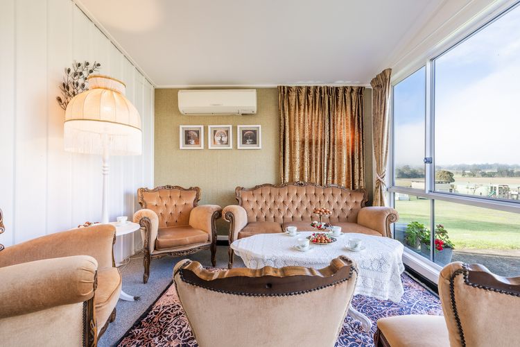 Dei Gratia High Tea House, 11A Loch Goyle Dr, Woodville – a quirky retreat with linen, aircon and Wi-Fi