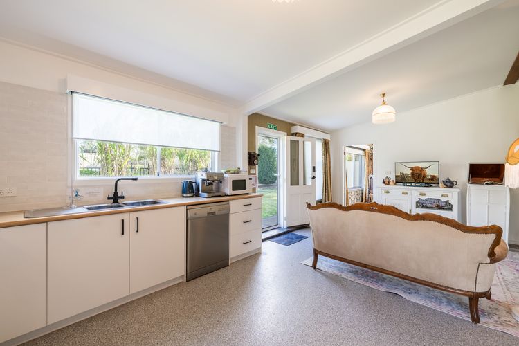 Dei Gratia High Tea House, 11A Loch Goyle Dr, Woodville – a quirky retreat with linen, aircon and Wi-Fi