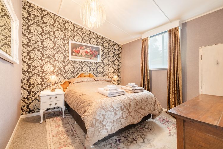 Dei Gratia High Tea House, 11A Loch Goyle Dr, Woodville – a quirky retreat with linen, aircon and Wi-Fi