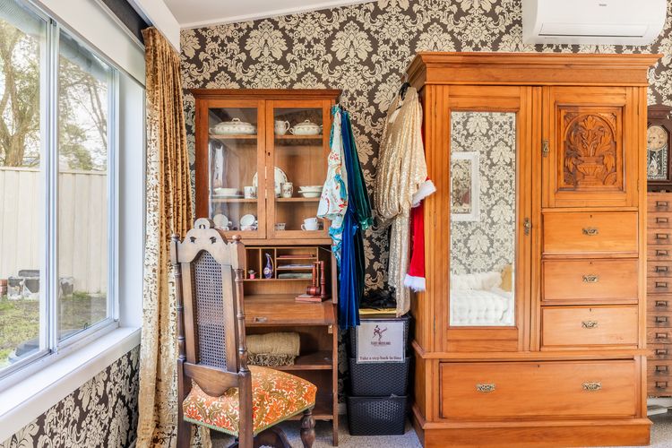 Dei Gratia High Tea House, 11A Loch Goyle Dr, Woodville – a quirky retreat with linen, aircon and Wi-Fi